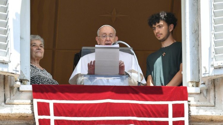 Francisco no Angelus: cultivar os campos da vida sem julgar aquele do vizinho