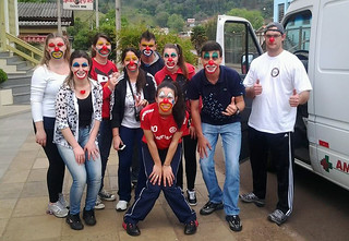 Para animar ainda mais o dia, os jovens se vestiram de palhaços.
