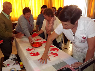Como sinal concreto do compromisso assumido a favor da vida, os participantes do encontro confeccionaram uma faixa com mãos vermelhas.