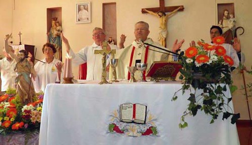 O arcebispo presidiu a celebração juntamente com o pároco, frei Leopoldo Frankowski.