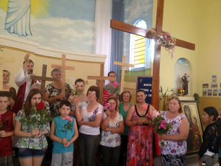 No final da celebração, foram erguidas as pequenas cruzes, simbolizando as diversas lutas da juventude.