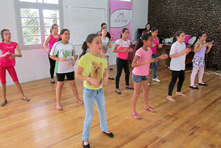 A oficina de danca e ministrada semanalmente e as meninas sao divididas em turmas, conforme sua idade. POR CLAUDIA TAINA DOS SANTOS