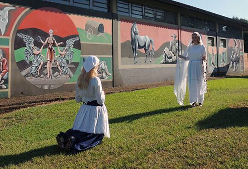 No percurso da caminhada, que iniciou em frente a Igreja Matriz e seguiu até a Gruta, foram encenadas algumas aparições de Lourdes a Bernardette.