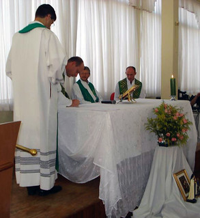 Durante a celebração, foi assinada a ata de posse de Pe. Maicon.