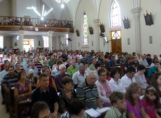 A paróquia Cristo Rei ficou repleta de fieis.