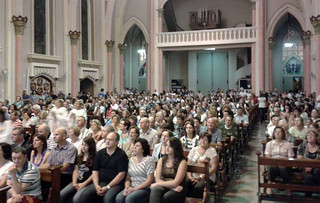 Paróquia ficou lotada para acolher o novo pároco.