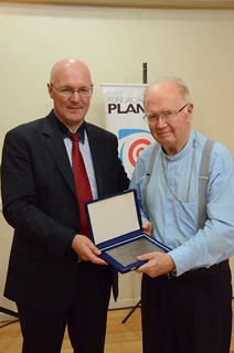 Pe. Neuro Zamban entregou a placa para Dom Ercílio