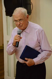 Dom Urbano recebeu a placa de homenagem da Fundação Planalto.