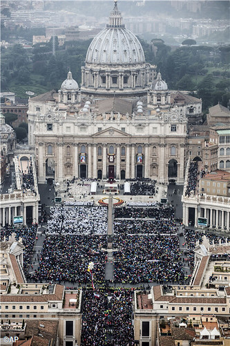 Vaticano ficou repleto de pessoas neste domingo.