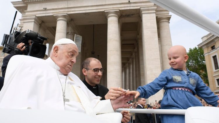 Última passagem com o Papamóvel de Francisco na Praça São Pedro, após a Urbi et Orbi de ontem, 20 de abril de 2025, Domingo de Páscoa 