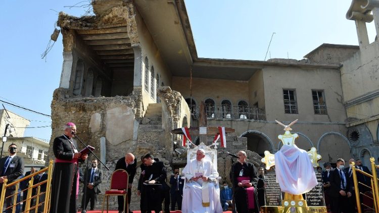 Papa Francisco entre os escombros de Mosul, viagem ao Iraque (2021)