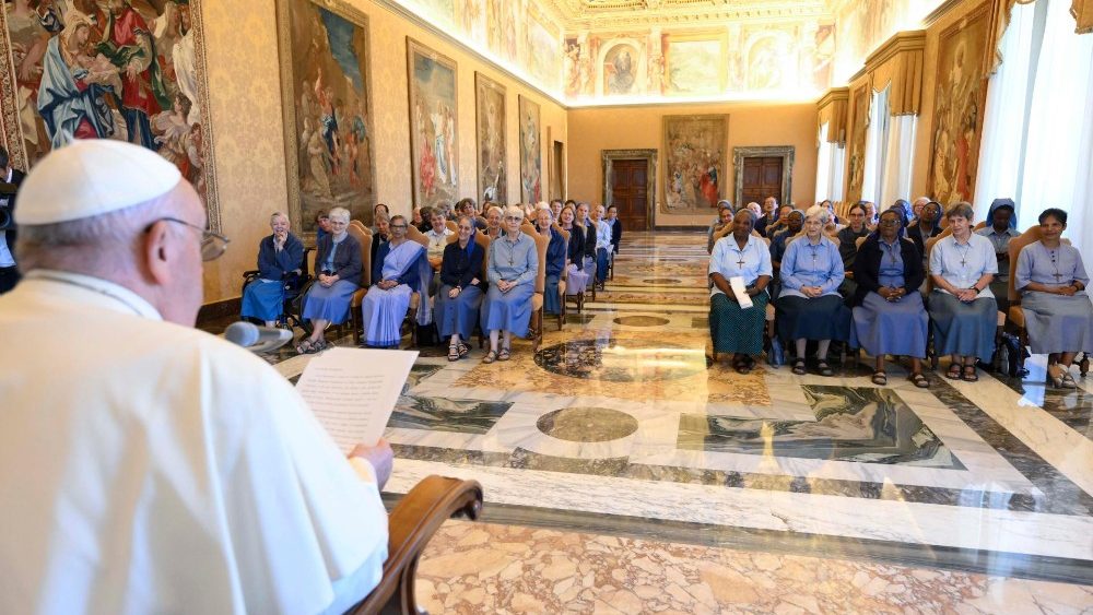 O Papa Francisco com as Pequenas Irmãs de Jesus (Vatican Media)