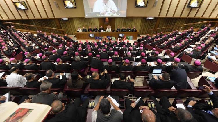 Os relatores da coletiva na Sala de Imprensa da Santa Sé (Vatican Media)